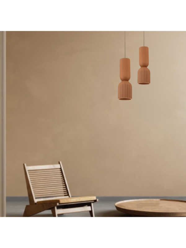 הכותרת המוצר בעברית היא: "2596 תאורת קיר עם מנורה אחת E27 מקסימום 11W שחור מטאלי - קרמיקה טרקוטה