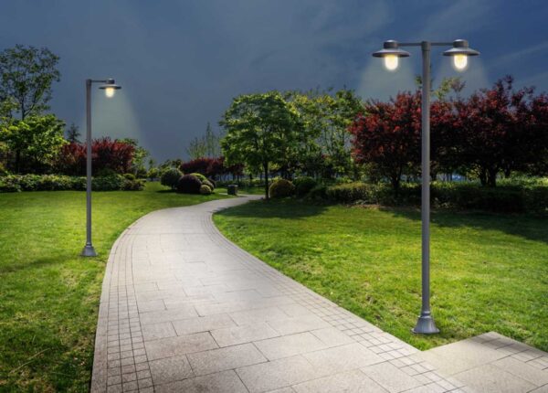 EU - עמוד גינה "קיימבריג'" E27x2 230V IP54 ראש כפול